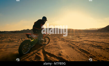 Screenshot des professionellen Motocross FMX Fahrer Reiten auf seinem Motorrad auf die Extreme Off-Road Gelände. Stockfoto