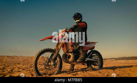 Screenshot des professionellen Motocross Fahrer auf seinem FMX Dirt Bike. Stockfoto