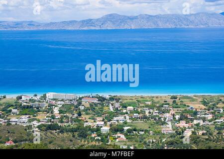 Blick von oben auf die ialissos Stadt an der Westküste der Insel Rhodos von Berg Filerimos, Ufer der Türkei im Hintergrund, Griechenland Stockfoto