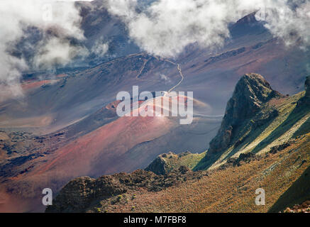 Die Aussicht von Kalahaku blicken auf über Haleakala Krater zu Ka Lu'u o ka O'o Kegel in Haleakala National Park, Maui's dormant Volcano, Hawaii. Schiebetür s Stockfoto