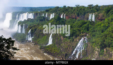 Cataratas Del Iguazu Wasserfall am Fluss Iguazu in Nationalpark, Parana, Brasilien Stockfoto