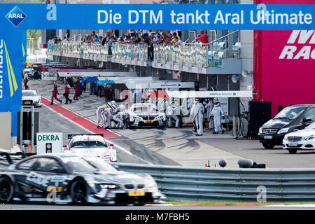 Blick auf die Boxenstopps mit Autos der Deutschen DTM-Tourenwagen Serie auf Moskau Raceway Schiene in der Region Moskau, Russland Stockfoto