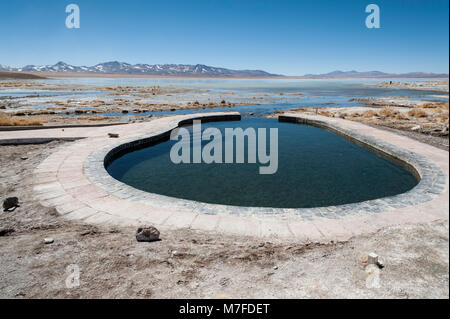 Laguna y Termas de Polques hot spring Pool mit Salar de Chalviri im Hintergrund, Salar de Uyuni, Potosi, Bolivien - Südamerika Stockfoto