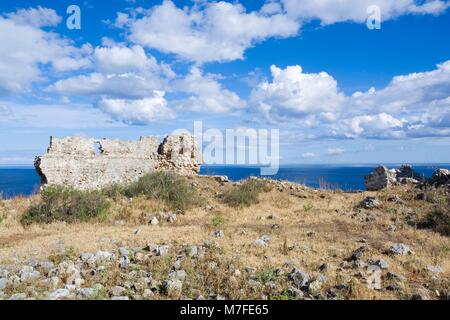 Burgruine Feraklos Schloss in Haraki von den Rittern des heiligen Johannes auf den Felsen an der Küste der Ägäis, Rhodos, Griechenland gebaut Stockfoto