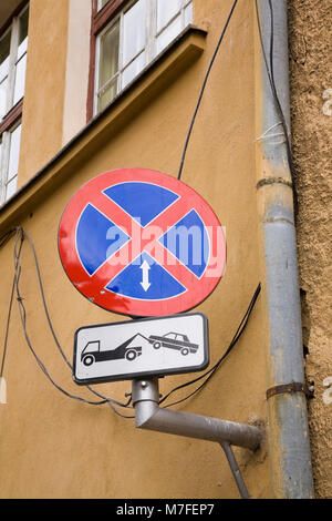 Kein Parkplatz Piktogramm Zeichen außerhalb in einem Wohnhaus in der Altstadt von Brasov, Rumänien, Osteuropa. Stockfoto