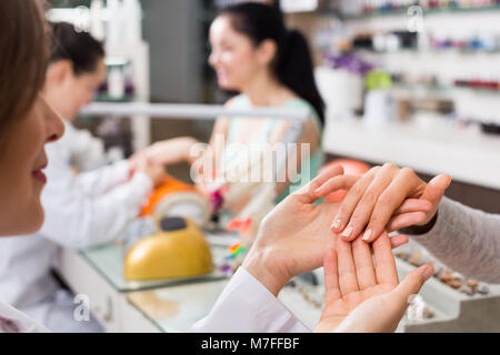 Nahaufnahme von Frau Hände empfangen von Maniküre- und Nagelpflege Verfahren Stockfoto