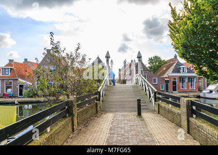 Wipbrugsteeg, Hindeloopen, Provinz Friesland, Gemeinde Súdwest - Friesland, Niederlande, 3. September 2017: Blick auf Wipbrug aus Wipbrugsteeg Stockfoto