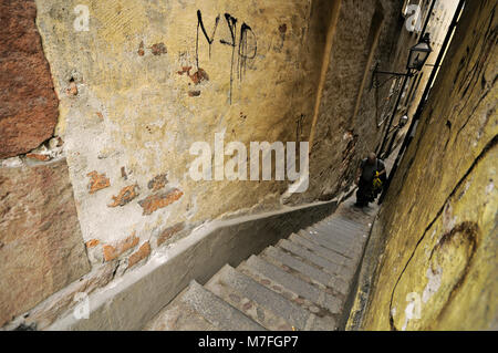 Mann in Mårten Trotzigs Gränd, die engste Gasse in Gamla Stan, Stockholm, Schweden Stockfoto