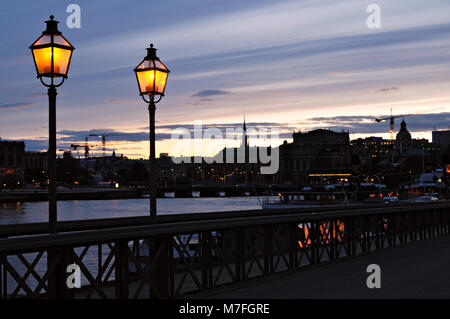 Stockholmer Skyline von Skeppsholmsbron bei Dämmerung, Schweden Stockfoto