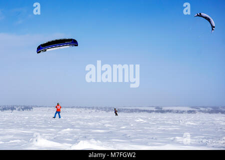 PERM, Russland - MÄRZ 09, 2018: snowkiters reitet auf dem Eis der Kama Behälter Stockfoto