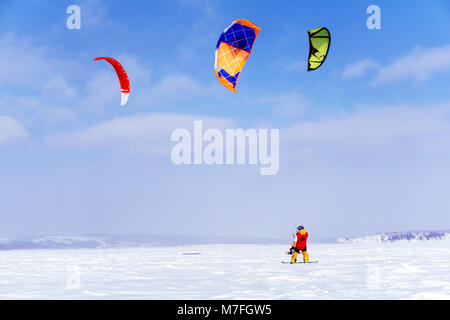 PERM, Russland - MÄRZ 09, 2018: snowkiters reitet auf dem Eis der Kama Behälter Stockfoto