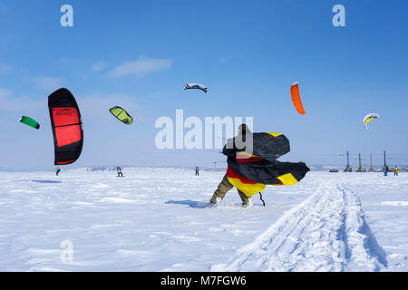 PERM, Russland - MÄRZ 09, 2018: snowkiters reitet auf dem Eis der Kama Behälter Stockfoto