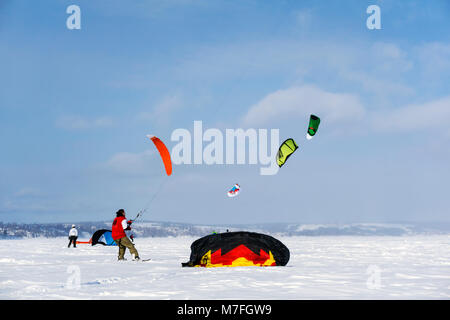 PERM, Russland - MÄRZ 09, 2018: snowkiters reitet auf dem Eis der Kama Behälter Stockfoto