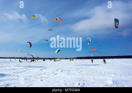 PERM, Russland - MÄRZ 09, 2018: snowkiters reitet auf dem Eis der Kama Behälter Stockfoto