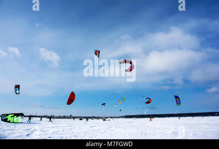 PERM, Russland - MÄRZ 09, 2018: snowkiters reitet auf dem Eis der Kama Behälter Stockfoto