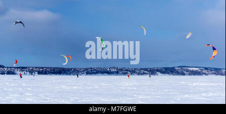 PERM, Russland - MÄRZ 09, 2018: snowkiters reitet auf dem Eis der Kama Behälter Stockfoto