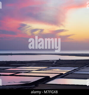 Laguna de Janubio und Salinas de Janubio, Lanzarote, Kanarische Inseln, Spanien bei Sonnenuntergang Stockfoto