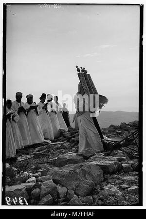 Das Samaritanische Pessach auf dem Mt. Gerizim ist eine religiöse Veranstaltung, die jährlich von der Samaritanergemeinde in Israel stattfindet. Es umfasst Rituale wie den Hohepriester, der die heilige Schriftrolle im Rahmen der Zeremonie küsst. Stockfoto