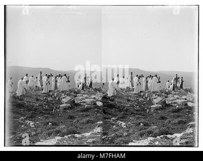 Dieses Foto zeigt das Samaritanische Pessach auf dem Mt. Gerizim, ein bedeutendes religiöses Ereignis für die samaritanische Gemeinschaft. Sie zeigt die Reise zu heiligen Stätten auf dem Berg und hebt eine alte Tradition hervor. Stockfoto