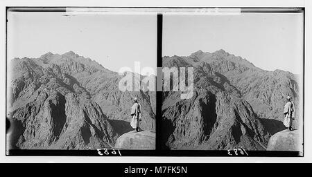 Ein historischer Blick auf die Sinai-Halbinsel mit Blick nach Süden in Richtung Jebel Katarina, aufgenommen während einer Reise über das Rote Meer, zeigt die geografischen und topografischen Merkmale der Region. Stockfoto