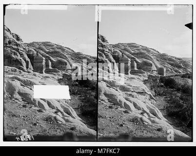 Ein Blick auf Petra in Trans-Jordanien mit den Pylonen in der Nähe von Bab-es-Sik, einem bedeutenden Eingang zur antiken Stadt. Das Foto zeigt die Größe und architektonischen Details von Petra. Stockfoto