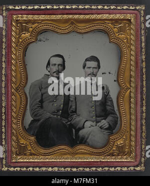 Ein Foto von zwei nicht identifizierten Soldaten in Konföderierten Uniformen während des Amerikanischen Bürgerkriegs, das die Militärkleidung der damaligen Zeit widerspiegelt. Stockfoto