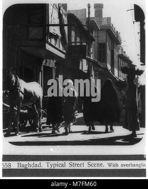 Typische Straße Szene, mit überhängenden Balkonen, Bagdad LCCN 2003653628 Stockfoto