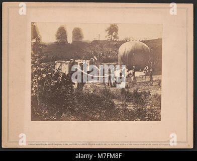Professor Lowe bläst den Balloon Intrepid auf, um während der Schlacht von Fair Oaks Luftaufklärungen durchzuführen. Das Bild zeigt den Einsatz von Ballonen bei der militärischen Beobachtung während des Amerikanischen Bürgerkriegs. Stockfoto
