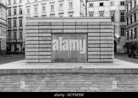 Das Holocaust-mahnmal auch als der namenlose Bibliothek bekannt, steht in dem Judenplatz im ersten Bezirk von Wien. Von Rachel Whiteread konzipiert. Stockfoto