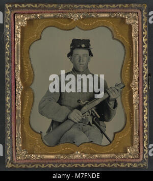 Dieses Bild zeigt einen nicht identifizierten Soldaten der Konföderierten in Uniform mit einem Enfield-Gewehr, wahrscheinlich aus der Zeit des Amerikanischen Bürgerkriegs. Stockfoto