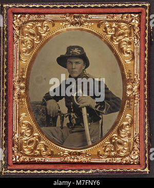 Porträt eines unidentifizierten Unions-Kavallerie-Soldaten mit zwei Colt 1855 Wurzelpistolen und einem Säbel, der einen Company K Hardee Hut und Uniform trägt. Stockfoto