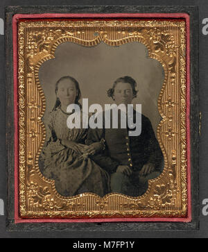 Ein historisches Foto mit einem nicht identifizierten Soldaten in Uniform neben einer nicht identifizierten Frau, wahrscheinlich während des Amerikanischen Bürgerkriegs. Stockfoto