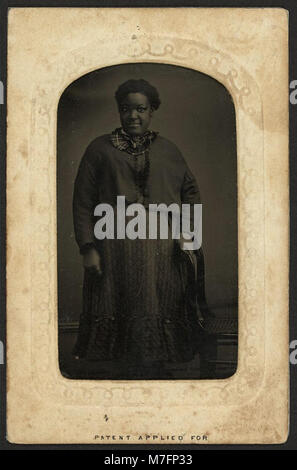 Ein Porträt einer nicht identifizierten Frau, aufgenommen in der New Photographic Gallery von G.K. Proctor in Salem, Massachusetts. Die Fotografie wurde Anfang des 20. Jahrhunderts aufgenommen und zeigt die Praxis lokaler Fotostudios. Stockfoto