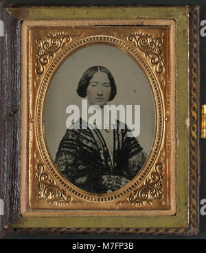 Dieses Bild zeigt eine nicht identifizierte Frau, aufgenommen auf einem historischen Foto. Die Identität der Frau wird nicht spezifiziert, aber das Bild wird als Teil einer breiteren Sammlung zur Dokumentation der Sozialgeschichte erhalten. Stockfoto