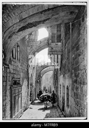 Die fünfte Station des Kreuzes, die sich an der Via Dolorosa in Jerusalem befindet, markiert den Ort, an dem Simon von Kyrene Jesus beim Tragen des Kreuzes half. Dies ist eine der 14 Stationen, die an Schlüsselmomente von Christi Reise zu seiner Kreuzigung erinnern. Stockfoto