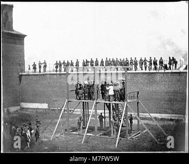Dieses Foto zeigt den Moment der Anpassung von Seilen für die Hinrichtung von Verschwörern, die an einem historischen Ereignis in Washington, D.C. im 19. Jahrhundert beteiligt waren. Stockfoto