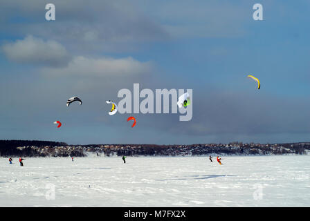 PERM, Russland - MÄRZ 09, 2018: Schnee Kiter gleitet auf dem Eis der Kama Behälter Stockfoto