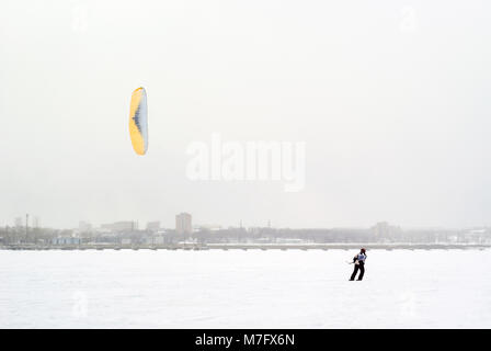 PERM, Russland - MÄRZ 09, 2018: Schnee Kiter gleitet auf dem Eis der Kama Behälter Stockfoto