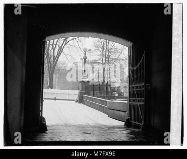 Ein Foto aus dem Gebäude des US-Finanzministeriums am 20. Februar 2023, das das Weiße Haus in Washington, D.C. zeigt. Das Bild hebt das berühmte amerikanische Wahrzeichen aus einer einzigartigen Perspektive hervor. Stockfoto
