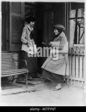 Frau, die Volkszählung von einer anderen Frau an der Tür des Hauses LCCN 2002695609 Stockfoto