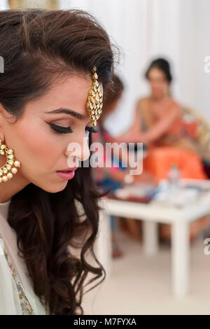 Portrait von Braut Vorbereitung für Indische Sikh Hochzeit Stockfoto