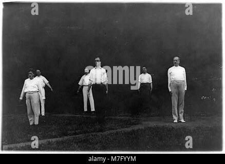 Ein Foto vom August 1917, das Mitglieder des Kabinetts Woodrow Wilson zeigt, die an Übungen teilnehmen. Franklin D. Roosevelt, in der Mitte, ist zusammen mit anderen prominenten politischen Persönlichkeiten dieser Zeit zu sehen. Das Bild spiegelt die Bedeutung der körperlichen Gesundheit unter Führern während des Ersten Weltkriegs wider Stockfoto