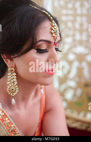 Portrait von Braut Vorbereitung für Indische Sikh Hochzeit Stockfoto