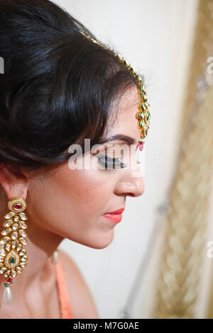 Portrait von Braut Vorbereitung für Indische Sikh Hochzeit Stockfoto