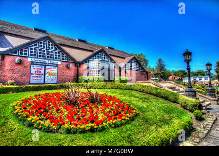 Dorf Port Sunlight, England. Künstlerische Ansicht der William Owen entwickelt, Gladstone Theater auf Port Sunlight's Greendale Straße. Stockfoto