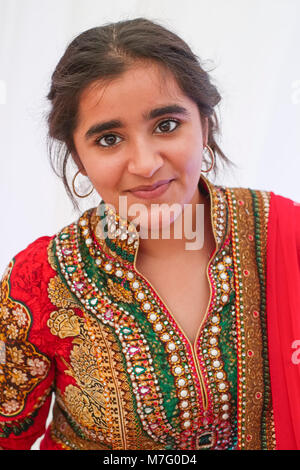 Porträt der jungen weiblichen Gast an der indischen Sikh Hochzeit Fall Stockfoto