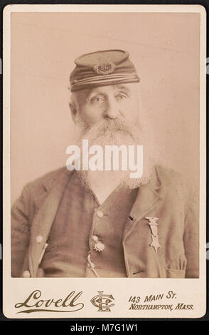 Ein Foto eines nicht identifizierten Bürgerkriegsveteranen aus Northampton, Massachusetts, der eine Medaille der Grand Army of the Republic, einen Kepi mit Post-86-Insignien und einen Uhrenfob trägt, der das Nachkriegsamerika repräsentiert. Stockfoto