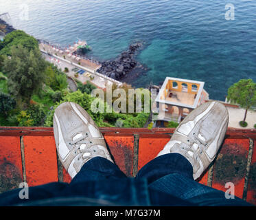 Mann stehen am Rand Stockfoto