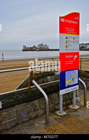 Warnschild einen Blick auf den Strand von Weston-super-Mare mit dem historischen Knightstone Insel im Hintergrund. Stockfoto