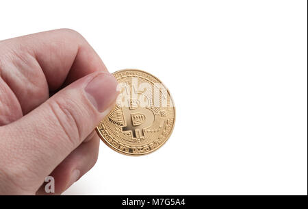 Des Menschen Hand mit goldenen Bitcoin auf weißem Hintergrund Stockfoto